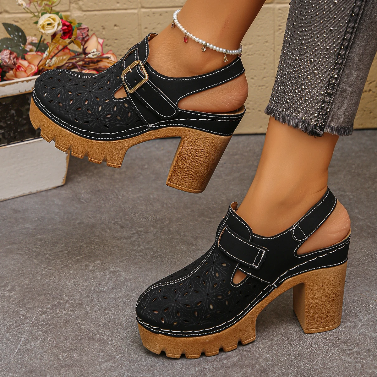 Women Shoes Model - Büyük Boy Kadın Kalın Topuklu Sandalet